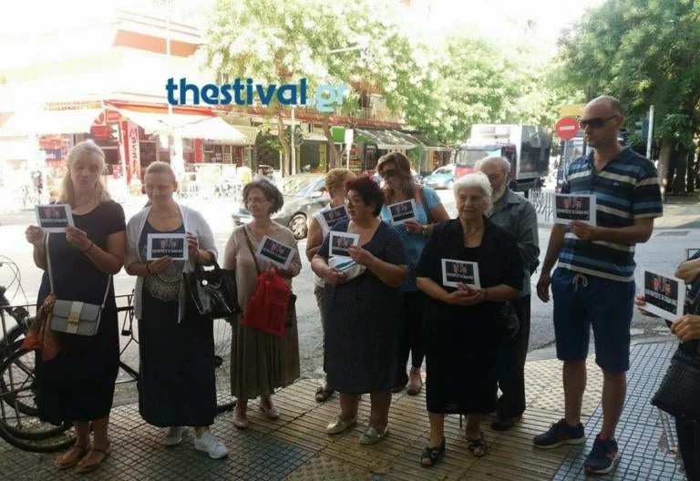 «Είναι και δικά μας παιδιά» – Διαμαρτυρία στο τουρκικό προξενείο για τους δύο Έλληνες στρατιωτικούς